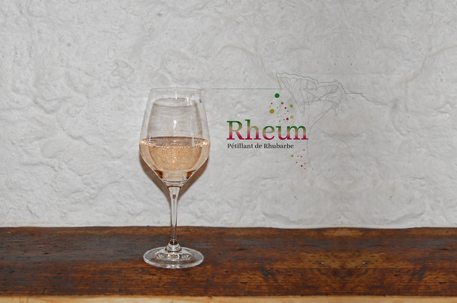 Un verre de Rhéum animé de fines bulles